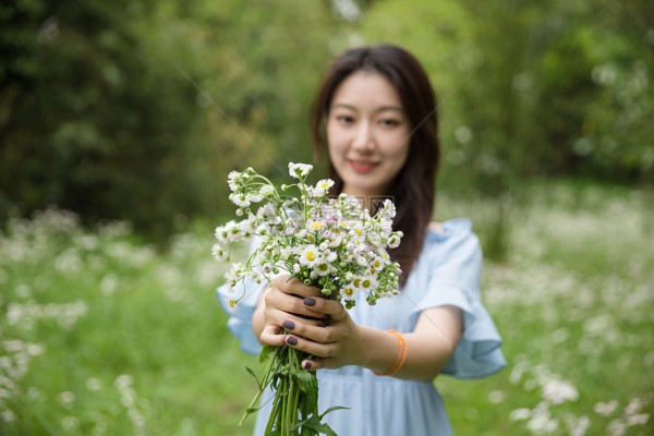 After eating, Li Kaiwei left the front foot without staying for a long time. As soon as he left the back foot, Shao Qian approached Gu Ge and stared at her peak sexually in the corner of the kitchen.